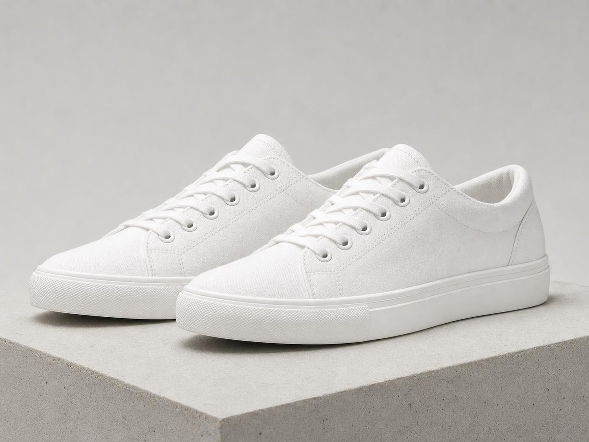 Zapatillas blancas con textura nítida en foto de producto
