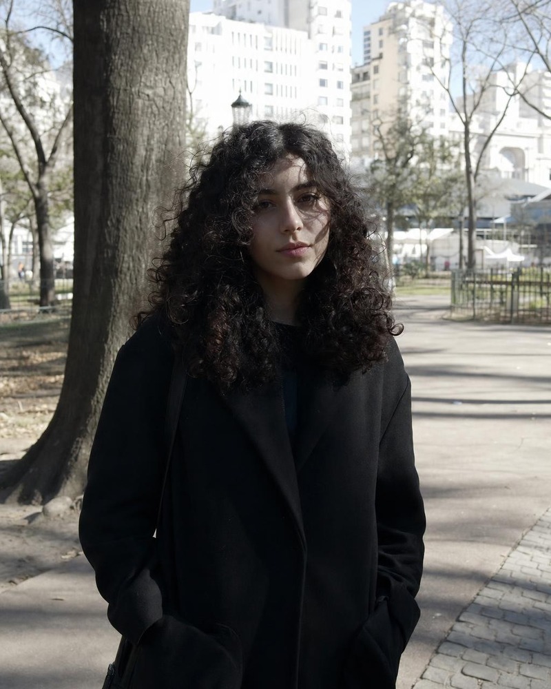 Retrato de una mujer en un parque con sombras duras antes de editar